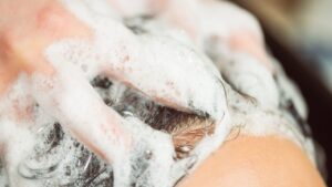 【白髪ケア】自宅で簡単！白髪染めシャンプーとトリートメント、効果が高いのはどっち？特徴・選び方も解説