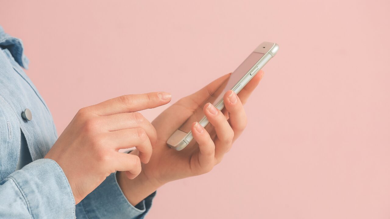 それでも気になる…スマホ依存との境界線とは？