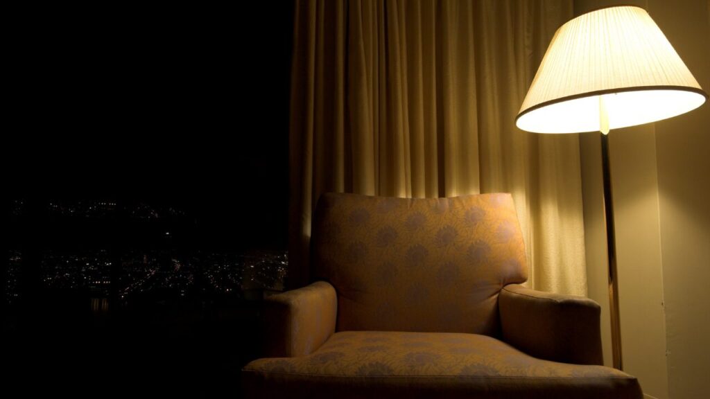 「寝る前に考えすぎる癖」をやめたいあなたへ｜脳と心を静める習慣7選