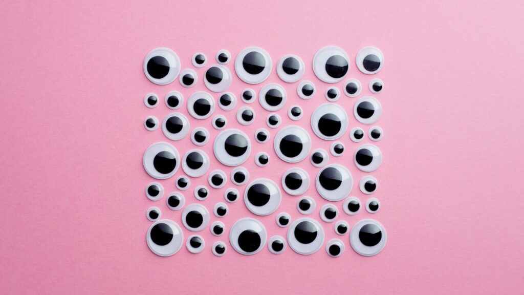 他人の目が気になりすぎてつらい人へ｜視線が怖くなくなる7つの考え方と習慣