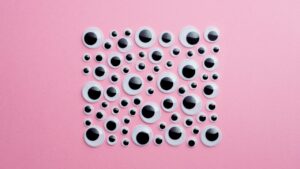他人の目が気になりすぎてつらい人へ｜視線が怖くなくなる7つの考え方と習慣