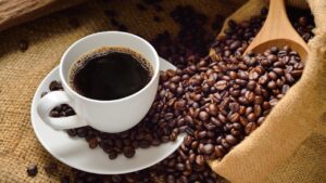コーヒーで歯が黄ばむのはなぜ？原因と防止策＆ホワイトニング法を徹底解説！