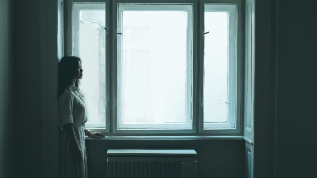 静かすぎて落ち着かないのはなぜ？心がざわつく原因と安心できる対処法