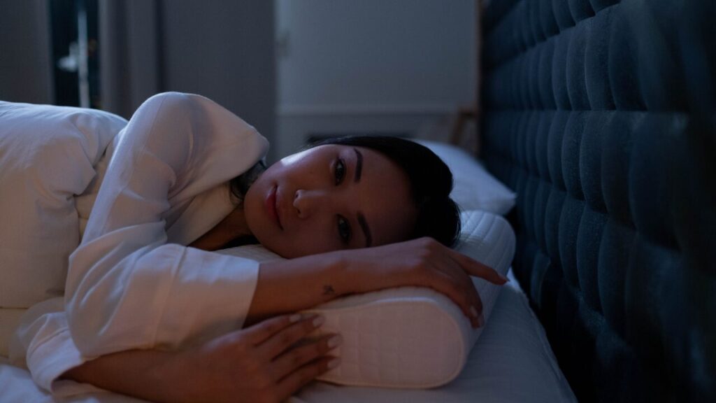 夜中に寝返りが多いのはなぜ？快眠を妨げる原因と今すぐできる対策法