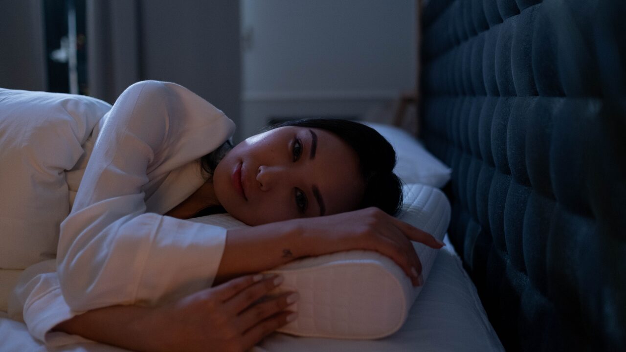 夜中に寝返りが多いのはなぜ?快眠を妨げる原因と今すぐできる対策法