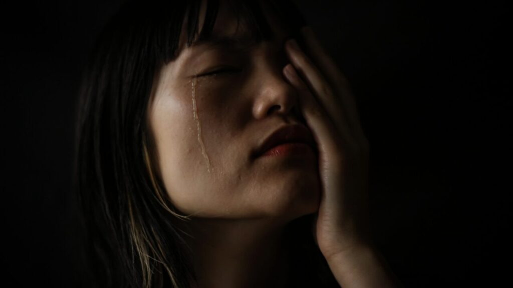 一人になると涙が出るのはなぜ？｜あなたの心が本当に伝えたいこと