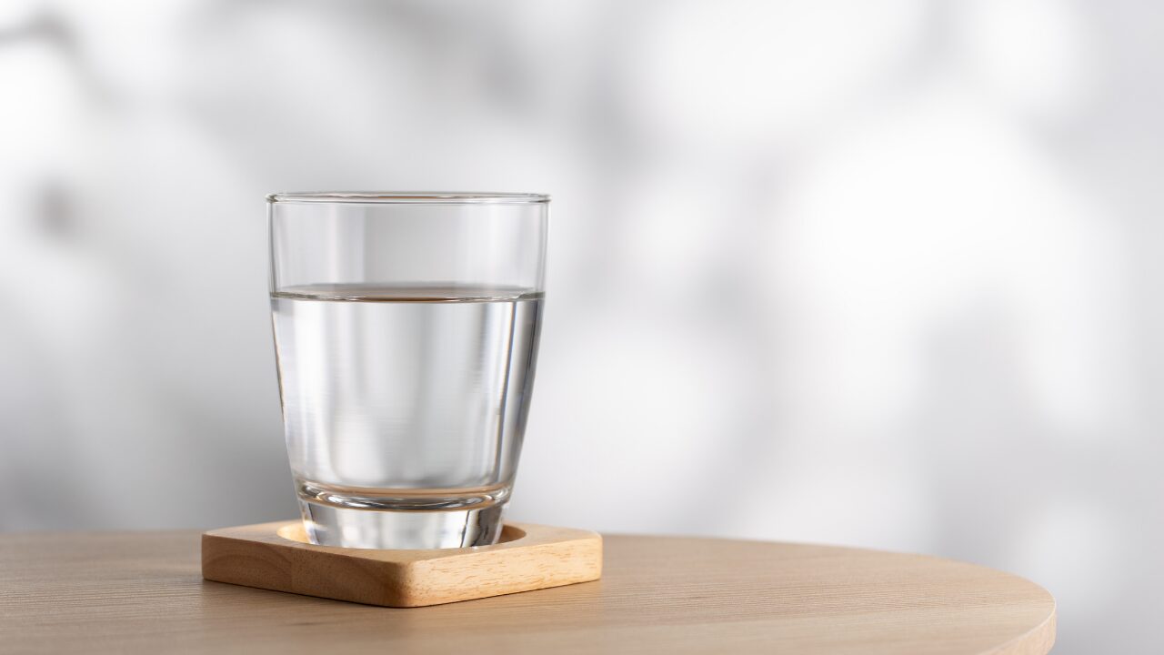 寝る前に水を飲むと起きる体の変化