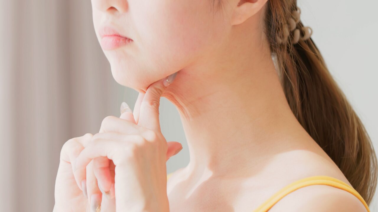 あご下のむくみが取れない原因とは？