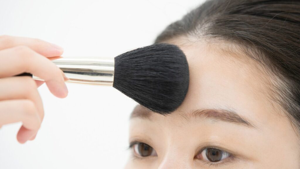 【2025年最新版】おでこのテカリを防ぐ化粧品12選｜朝のベース崩れを徹底ガード！