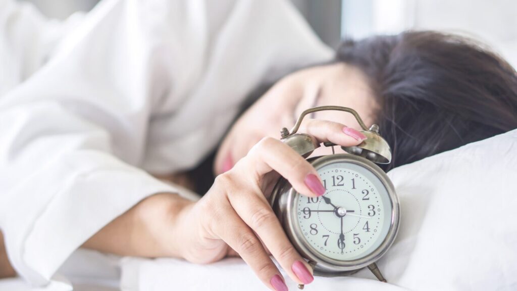 朝起きられない人へ｜睡眠リズムとメンタルの関係を見直そう！心と体を整える習慣とは？