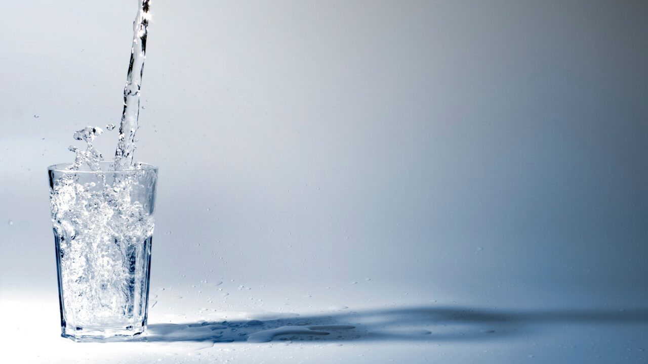 水分のとり方で肌と体調が変わる？意外と知らない「水の力」と正しい飲み方とは