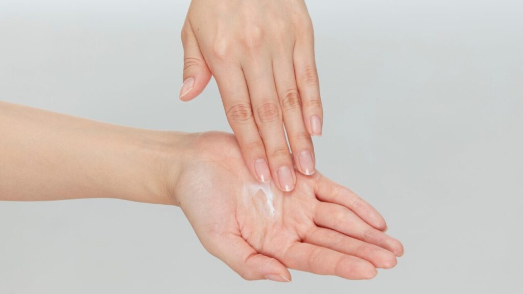 手のひらの乾燥を治す方法|水仕事・冬の乾燥に負けない保湿ケア完全ガイド
