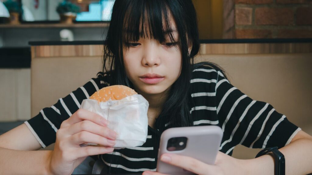 SNS疲れに注意！情報との適切な距離感を保つコツ7選｜心をすり減らさず上手に付き合う方法