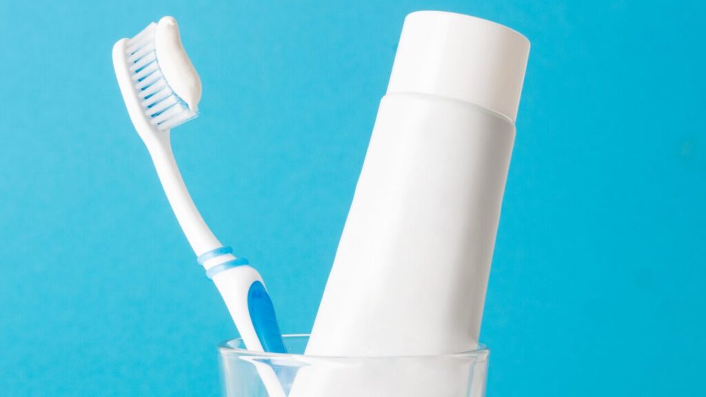 歯ブラシは立てる?寝かせる?正しい保管方法と衛生的に使うコツを徹底解説【2025年最新版】